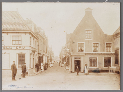 WAT001009587 Hoek Padjedijk/Peperstraat. Links een slijterij, rechts café G.Vrouwe (café Koophandel) voorheen weduwe S.Groot.