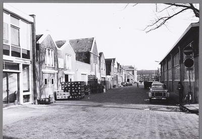 WAT001009635 Plantsoenstraat van Koestraat naar Plantsoengracht. Op de achtergrond het bejaardentehuis Rusthoeve.