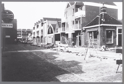 WAT001009638 Bestratingswerkzaamheden Plantsoenstraat, Koemarkt.Rechts vooraan, Koemarkt nummer 48 marktgebouwtje ...