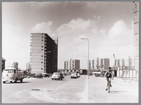 WAT001009799 Gezien naar Planetenbuurt, flats aan de Mercuriusweg en de Meteorenweg.