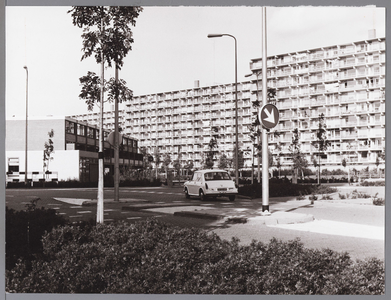 WAT001009801 Gezicht op winkelcentrum Makado. Rechts : flats Anne Franklaan.