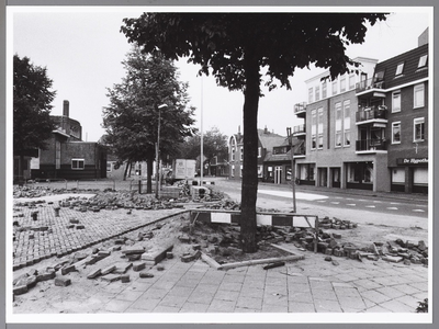 WAT001009812 Links: Burgerschool met daarvoor het schoolplein waar dinsdags de lappenmarkt werd gehouden. In 1923 werd ...