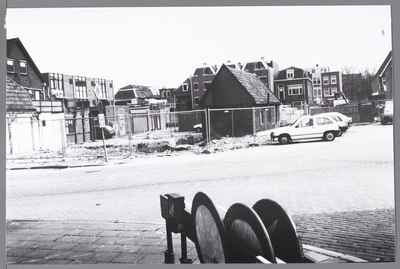 WAT001009813 Schoolplein op de hoek Drukkerij d'Huy. En rechts: een huisje waarvan de bewoner niet uitgekocht wilde worden.