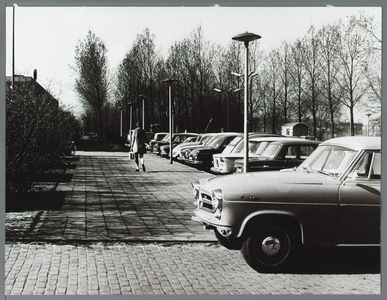 WAT001009935 Parkeerdrukte voor station NS, voor de aanleg van de nieuwe parkeerplaats.