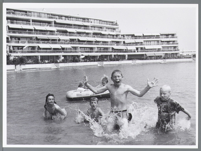 WAT001010007 Kinderen aan het zwemmen en varen.V.l.n.r. Patricia Scholten, Alain v Dijk, Guy Blinkhof, Boy Roelofs.In ...