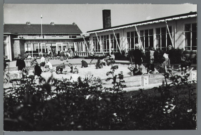 WAT001010020 Openbare Prinses Marijkeschool, geopend 6 januari 1956.Kleuters aan het spelen in de zandbak.