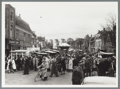 WAT001010167 Kermis op de westerstraat, pinkster drie.Links: winkel van Albert Heijn.