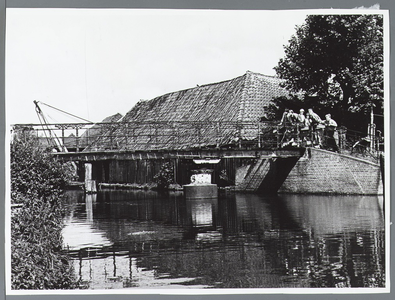 WAT001010204 Loopbrug over de Where aan de Achterdijk (zgn Hoge bruggetje, gesloopt in 1964) naar het Molenplantsoen, ...