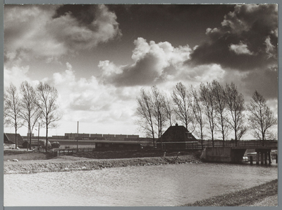 WAT001010345 Brug Kwadijk-Beemsterdijk. Met gezicht op flats Meteorenweg
