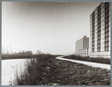 WAT001010377 Voet- fietspad Wheredijk langs Purmerringvaart met gezicht op flats vooraan de Gouwzeestraat, Citerstraat ...