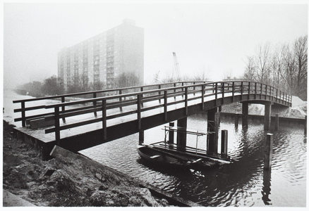 WAT001010399 Fietsbrug in aanbouw over de Purmerringvaart.Links achter: flat aan de Gouwzeestraat.