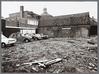 WAT001010461 Achterzijde Strada winkelcentrum.Midden achter: de Koepelkerk.Bouwval in het midden met braakliggend terrein.