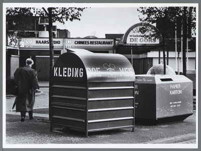 WAT001010468 Kledingboxen bij winkelcentrum De Gors.