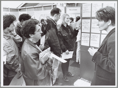 WAT001014007 Purmerendse banen en scholen markt voor belangstellenden.