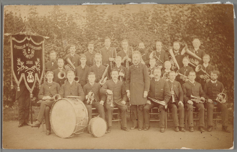 WAT001014662 Stedelijk Muziekkorps vóór de splitsing in 1895 met het door de burgerij geschonken vaandel.In het midden ...