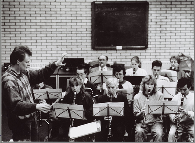 WAT001014756 Harmonie Crescendo Purmerend omstreeks 1990. Repetitie van het groot orkest onder leiding van dirigent ...