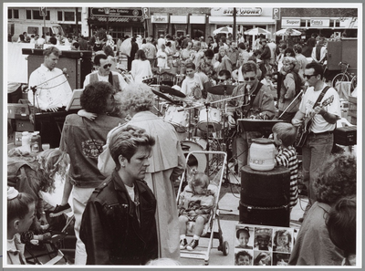 WAT001014837 Band Koemarkt.Zingen voor Unicef op de Purmerendse Koemarkt.