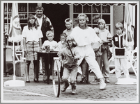 WAT001014897 Kinderspelen.Hoepelen op de Koemarkt.