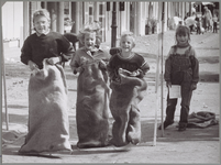 WAT001014902 Kinderspelen Koemarkt.Zaklopen op de Koemarkt.