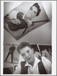 WAT001015100 Fan van Elvis.Ingrid Hagenbeuk met achter haar op de muur en boven haar tegen het plafond Elvis, Elvis en ...