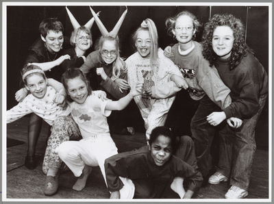 WAT001015102 Kinderen in Wijkcentrum de Inval Purmerend.Kinderen voeren eigen musical op in wijkcentrum de Inval. Een ...