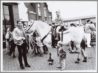 WAT001015135 Paardjerijden.Kinderen maken een ritje te paard onder begeleiding.