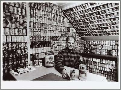 WAT001015160 Cor de Vries uit Volendam is smoorverliefd. Op blik. Sinds bij in oktober 1989 zijn eerste bierblikje ...