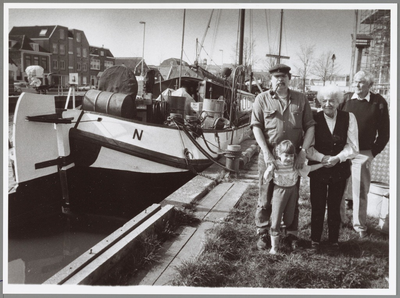 WAT001015188 Foto: Ruud van Dam (links) met dochter en ouders voor zijn Tjalk 'Vrouwe Katarina' aan de Where.Verteld ...