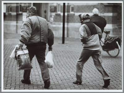 WAT001015232 Kaasmarkt stormachtig winkelen.Winkelend publiek trotseert harde wind.