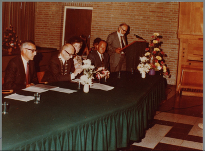 WAT001015272 Spreker rechts, gemeente secretaris A.th.L. van der Land. ( van 1953 t/m 1977 )In het Taborcentrum.Foto ...