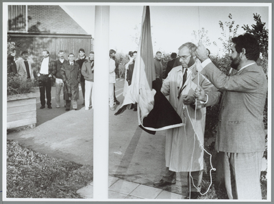 WAT001015359 Afronding Leeghwaterpark.Wethouder R. Verboom hees met hulp van directeur A. van der Werf van het bedrijf ...