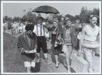 WAT001015548 Kadijkerkoog.Met veel plezier stortten de bewoners van Kadijkerkoog tijdens het zomerfeest zich met de ...