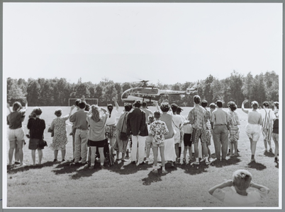 WAT001015577 Helikopter op het terrein van Kadijkerkoog.