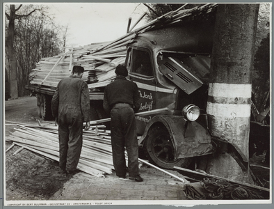 WAT001015849 Hedenmorgen reed een trailer van de Fa.Jonk expeditie bedrijf uit Purmerend geladen met 12 ton hout bij ...