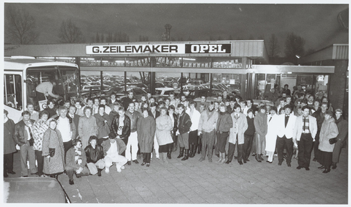 WAT001015902 Grote groep mensen op het terrein van autoverkoper G. Zeilemaker.