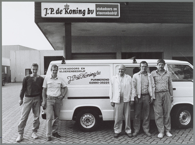 WAT001015945 Foto:Twee generaties De Koning bij het bedrijfspand aan de Nijverheidsweg. Van links naar rechts:Edwin de ...