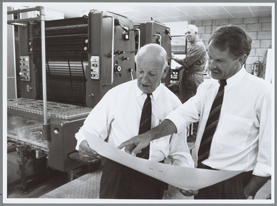 WAT001015973 Minimax 40 jaar. Directeur M. van Wingaarden (links) en adjunctdirecteur K. Rinia in de drukkerij van ...
