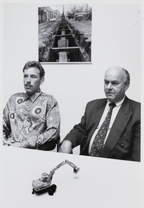 WAT001016001 Foto: H. Boesveld en oprichter J.G. Kamsteeg (rechts) profiterenvan het feit dat er jarenlang amper ...