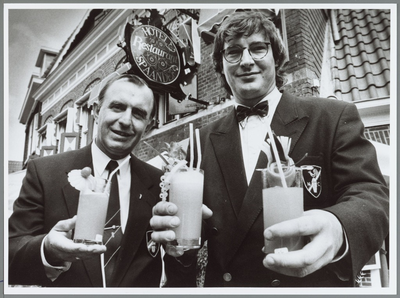 WAT001016107 Foto: Cocktails en longdrinks maken deel uit van hun leven: Peter Jansen (links) en Ron Busman, de ...
