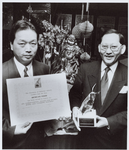 WAT001016110 Edward Wong (rechts) en zijn assistent in het restaurant aan het Tramplein. Edward Wong, de eigenaar van ...