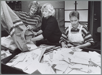 WAT001016249 Postkantoor. Volop wenskaarten. V.l.n.r.: Helen Klein, Els Baay, Jenny v.d. Velden sorteren de ...