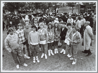 WAT001016226 Marktwaardigheden.Tennisers op de veemarkt.