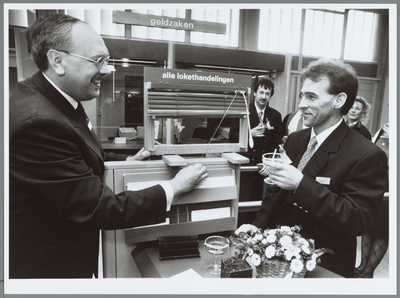 WAT001016255 Opening postkantoor. Ceremoniele opening van het postkantoor aan de Gedemte Where.