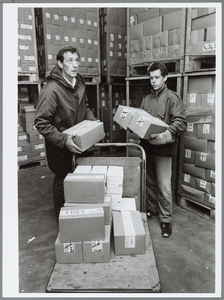 WAT001016277 Foto: Harry Jansen (links) aan het werk in de koelcel. 'Naast hem medewerker Alfred van Leeuwen.Twee ...