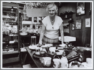WAT001016332 Roele antiekwinkeltje. L. Roele in haar winkeltje aan de Westerstraat stopt er na ruim 50 jaar mee.