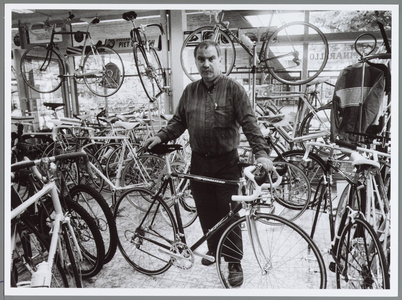 WAT001016335 Racefietsen- specialist Piet de Jongh in zijn winkel op het Wormerplein 113.