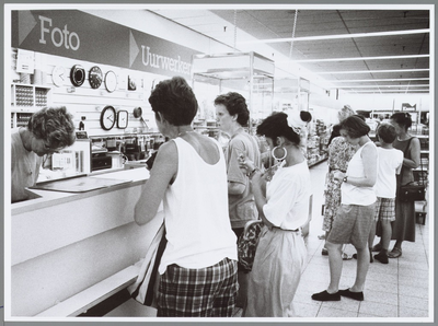 WAT001016344 Drukte bij de fotobalie van de Hema in purmerend.