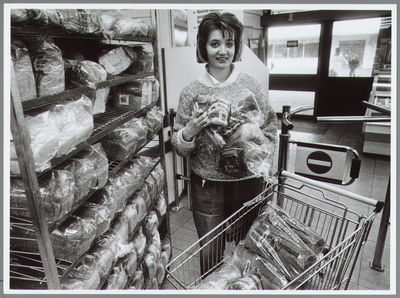 WAT001016355 Deze mevrouw slaat voor een hele periode brood in. Haar winkelwagen is bijna vol.