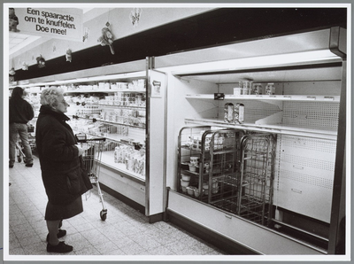 WAT001016389 Lege melk schappen in de AH Makado. Verschillende Supermarkten waren door hun melkvoorraad heen.Dit alles ...