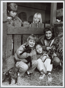 WAT001016490 Moeder met haar kinderen op kinderboerderij de Ridder 
